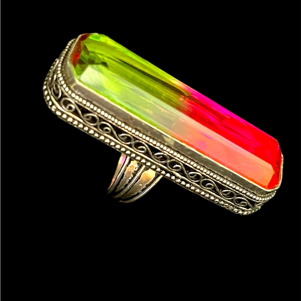 Beautiful bi-color green & fuchsia ring **UV Glower**